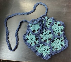 独家老工艺：纯手作精美镂空编织拼接雪花六边形波浪花边单肩斜挎包有内衬口小（提绳长45*2cm）