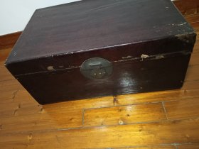 民国时期的大漆羊皮箱子，非常轻，一只手就可轻轻托起，旧社会官太太，有钱人家放金银珠宝的箱子，这是朋友家祖上当大官传下来的，保存不错，品相见图，所见所得，很有年代感，尺寸（长66，宽44，高29.5厘米），羊皮上上大漆