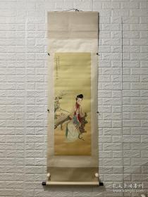 吴咏香，女，福建闽侯人，（1913-1970）髫龄嗜画，落笔不凡，国立北平艺专毕业，受知于齐白石，溥心畲，入北平古物陈列所国画研究院研习三年，深入宋元堂奥，为闺阁翘楚，又拜黄宾虹门下，风格益峻。