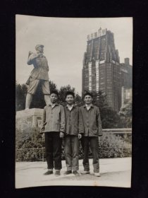 70年代上海国际饭店背景老照片三张 饭店上有写毛主席万岁！全世界人民团结起来，打败美国侵略者及其一切走狗，坚决支持亚洲、非洲、拉丁美洲各国人民的民族解放。长16.8宽12公分