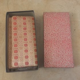 日本回流 ：日本正绢佐贺锦西阵织和服小品女士手包，日本皇室菊花纹，本正绢佐贺锦织元谨制精美菱格纹，女士手包，晚宴包，收纳包，高级礼手包，全新包装，100%正绢。金丝佐贺锦。和服装饰品，可搭配汉服、旗袍、Lolita、小礼服。非常精美。年代物，内有一些黄点黄金斑。