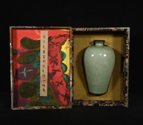 龙泉窑刻花包口梅瓶，高23×14厘米