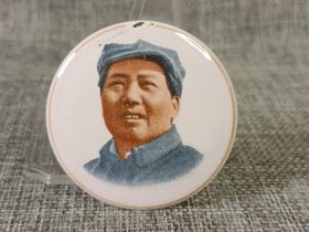 #23011505，毛主席纪念章，搪瓷材质，正面图案毛泽东正面头像，背济南搪瓷厂革命委员会敬制主席万岁，直径约5CM，品如图。