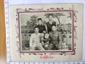 中国人民解放军着50式军装合影照片(前排左一为郝步，背景为大观楼，昆明群众摄影社)(中国人民解放军老革命郝步青，曾获得过八一勋章等众多勋章，解放后在云南保山服役，六十年代调到河北平山县做团长，军衔至少应该中校)