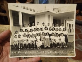 罕见稀有1951年12月10日印度尼西亚巨港第八小学六上甲组全体同学留影留念，品相尺寸如图。