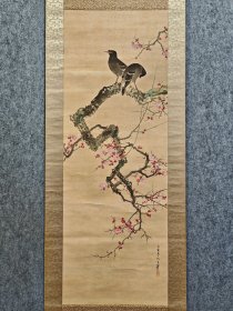 柿子八哥梅花图 名称:老字画【古笔八哥梅花图】作品， 画家:自查 材质:绢本绫裱立轴， 规格:42*117（画心尺寸cm） 56*195（整体尺寸cm） 品相:如图老旧，黄斑，褶皱， 轴头:陶瓷轴头完整