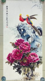 红腹锦鸡，花鸟画，小写意画法，老师的牡丹和小鸟皴法点染，画的非常细，山东省美协刘宝国老师的真人真迹纯手绘作品，假一赔万，终身保真，支持第三方鉴定，老师的牡丹和红腹锦鸡，公鸡，母鸡，小鸟画的不亚于中美协老师，实际画的比照片拍出来要漂亮的多，照相光线不好，笔法苍劲有力，花瓣画的很逼真，鸟也很棒，行云流水。尺寸1.36米×70公分的，四尺整张的，家里客厅，餐厅，卧室，书房，玄关都可悬挂，非常合适。