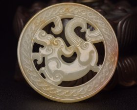 和田玉佩 规格:5.3×5.3×0.5厘米 重 26克。 玉质细腻温润，造型精致大方，雕工精湛，包浆古朴自然，有着重要的历史文化内涵，极具收藏。