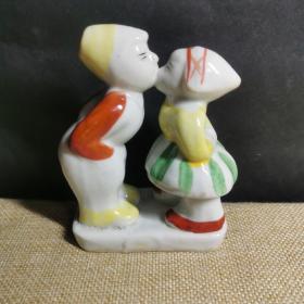 外国少男少女亲嘴亲吻雕塑瓷    老瓷器收藏