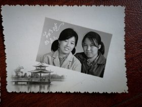 60~90年代老照片，吉林江北一女子从婴儿至中年系列之六(青年)，83年生日纪念合影照一张，