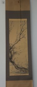 日本回流字画 ：葛饰北斋 《白梅图》挂轴(1991年日本原尺寸复制）原装原裱。画心約90.0×31.5cm ，整体約174×34.0cm。日本浮世绘巨匠，江户时期大画家葛饰北斋作白梅图，绢本 ＋陶历证书 ＋双盒，纸盒和实木供箱＋双白色轴头有纹路。品相完好，收藏馈赠佳品。