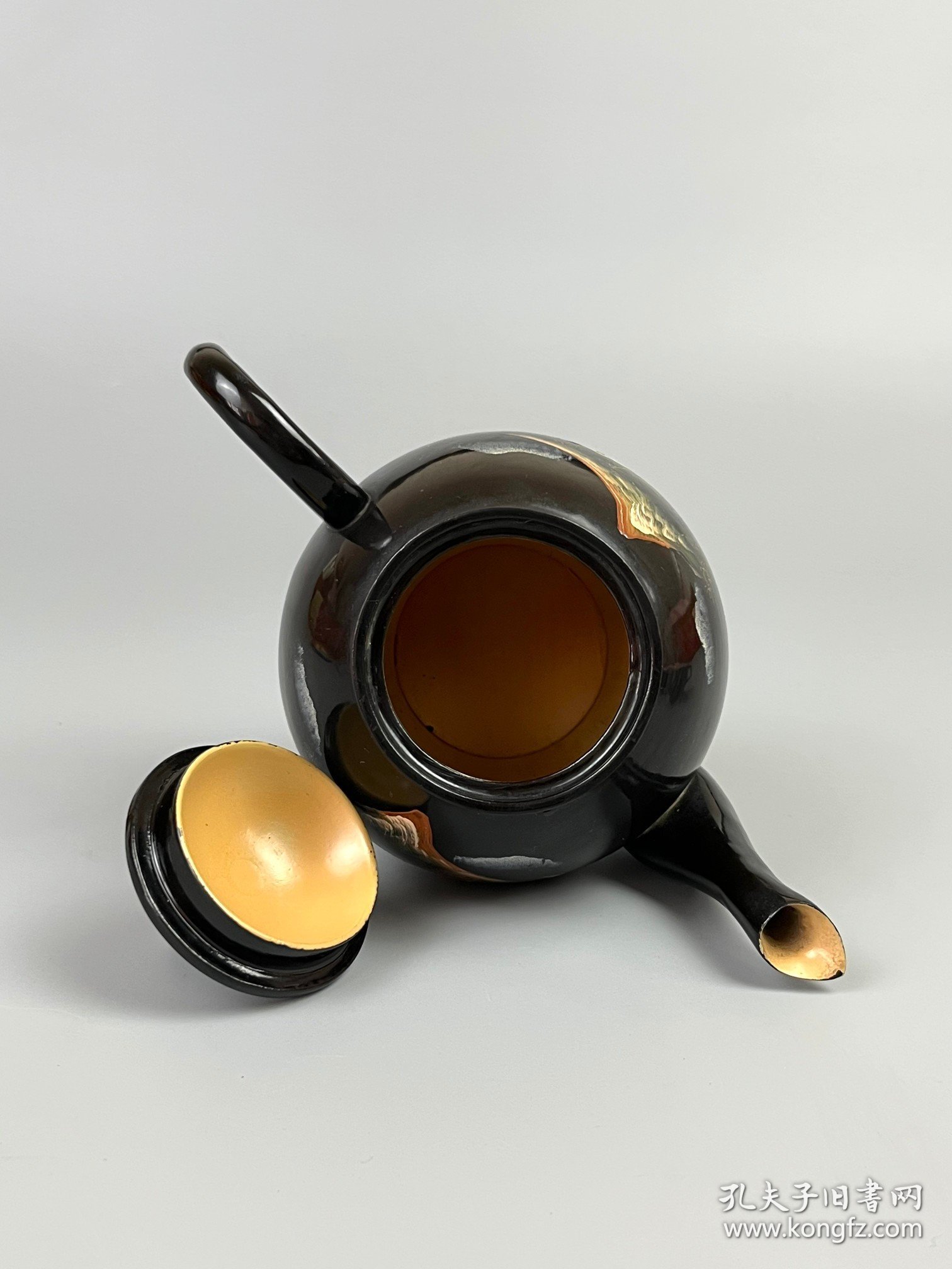 出口创汇时期【木胎大漆手绘山水茶壶】，送两个杯，包老，品相尺寸如图！