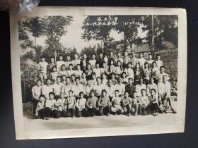 老照片：1971年张王小学七一级毕业留念(拿语录，戴像章，后面有毛像)时代感全值得收藏