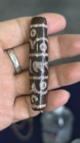藏传千年象雄古珠，六字真言十二眼天珠，特别稀有图腾，天珠尺寸硕大，大孔道，大磨损，压缩痕迹清晰，孔道向内收缩，钙化返碱灰白，皮壳包浆厚重，满朱砂，看图。
