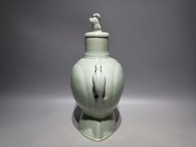 大清乾隆年制，豆青釉双耳扁瓶，高：29.8cm，宽：23.8cm.