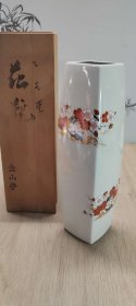 金彩梅花方瓶，有底款带木盒，高尺寸