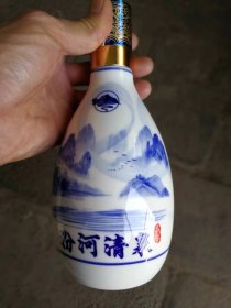细瓷酒瓶