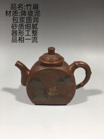 品名：竹编
底款：汪寅仙
尺寸：15/11厘米
容量：260毫升
紫砂分类：降坡泥
底款介绍：汪寅仙（1943年-2018年2月28日），女，生于江苏宜兴丁山丁南村。汪寅仙是中国工艺美术大师、中国陶瓷艺术大师、研究员级高级工艺美术师、第一批国家级非物质文化遗产 " 宜兴紫砂制作技艺 " 代表性传承人。曾任宜兴紫砂工艺厂副总工艺师、宜兴紫砂研究所副所长等职。