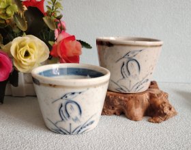 全新全品，一对手绘青花白鹭，芝麻釉缸形杯。无底款。超级润。口径8.5厘米，高6厘米。满58包邮偏远地区邮费自付。