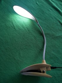 LED台灯，含充电器，可正常使用和收藏，可随意弯曲，可调光，可夹在床头