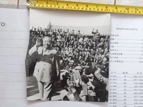 毛主席和林彪接见红卫兵照片人人拿红宝书1.左侧林彪像被剪(1971年之前洗的毛主席新闻展览照片，判断标准，此批照片有几张上的林彪像被剪)