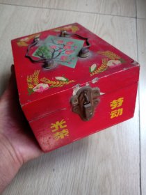 旧木盒，做工精美，保存品相好，如图所示，长21.8厘米，价优，喜欢的老板看好抓紧下单，