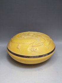 宋代定窑瓷器龙戏珠印泥盒‘官’。这种铭文应当是定烧的器皿瓷器。直径18.8cm 高10cm。