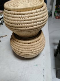 【减价】【收藏杂项】 蒲草草编盒子 “战圣牌”围棋一副 （白子181粒、黑子175粒） 不懂材质喜欢的站内咨询 草编盒子一只灰尘旧另一只较洁净