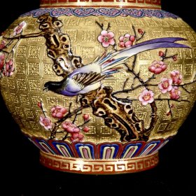 清乾隆金地浮雕珐琅彩喜鹊登梅纹罐，13×12，