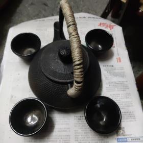 铁壶，四个铁杯子（2样）合售，17x15x13厘米左右，共4公斤左右，年代不详