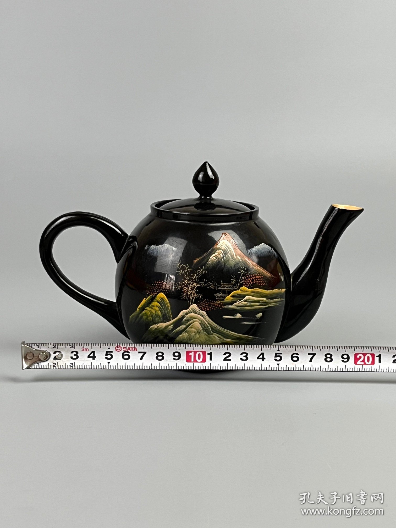 出口创汇时期【木胎大漆手绘山水茶壶】，送两个杯，包老，品相尺寸如图！