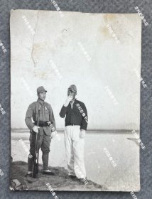 抗战时期 河北省井陉县、平山县一带绵河边两名日军“平山县警备队”队员合影照一枚