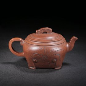 紫砂壶 品名：兰香 底款：顾景舟 尺寸：17/9cm 容量：450cc 紫砂分类：原矿清水泥 底款介绍：顾景舟（1915年一1996年），原名景洲，后改名为景舟。别称曼希、瘦萍、武陵逸人、荆南山樵，自号壶叟、老萍，中国工艺美术大师、宜兴紫砂名艺人、中国美术家协会会员。顾景舟曾自创堂号为自怡轩。。可说是近代陶艺家中最有成就的一位，所享的声誉可媲美明代的时大彬，世称“一代宗师”“壶艺泰斗”。