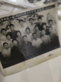 武汉市安装公司参加建工局1975年职工乒乓球赛纪念合照（迎客松布景）