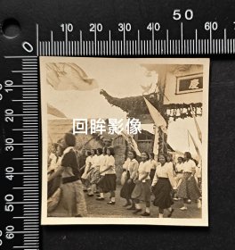 1953年国庆节华东纺织工学院学生在装扮过的校门前