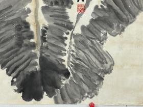 鲁 风    122/82   托片
   1939年生于山东鄄城，原名杨守森。中国花鸟画家。1964年毕业于贵州大学艺术系。从事工艺美术设计16年，1980年成为专业画家。曾先后在国内外发表作品近千幅，在贵州、宁夏、天津、高雄、山东、北京等地举办个展。作品入选全国六、七、八届美展。有《鲁风花鸟画集》两种发行。现为贵州省政协八届委员、贵州美协副主席、贵州花鸟画研究会会长、