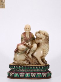 清.元珠款寿山芙蓉石雕戏狮罗汉坐像 尺寸:高10.5厘米，长8.7厘米，宽3厘米，重355克