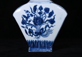大明宣德青花一束莲纹双耳扁瓶,高27×17厘米