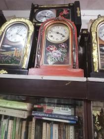 座钟    钟表   老座鈡    能正常使用  机械表  老物件  每件座钟，不论款式120元一件。主图中间那个座钟卖500元。