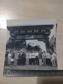 朝鲜人民、朝鲜人民军 赠给中国人民第三届赴朝慰问团第五总分团礼品展览会照片 照片中有朝鲜战斗模范 崔粉玉