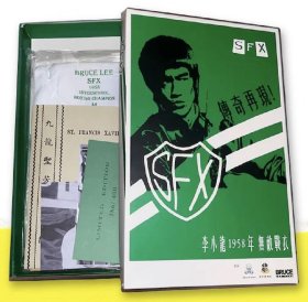 李小龙1958年无敌战衣礼盒（全球限量 400 ）礼盒包括：1.李小龙1958年參加圣芳济书院拳击賽运动服 2.三款罕見李小龙比赛照片明信片 3.罕見李小龙1973年回校颁奖照片明信片 4.圣芳济书院校簿复刻版 5.1958年李小龙在校所用校簿复刻版.6. 限量版证书.每盒都有独立编号（xl码 ）bruce lee