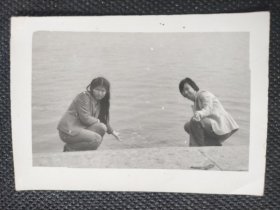 1960年代《老照片》湘江边上的闺蜜