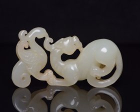 和田玉龙凤 规格: 8.1×4.4×2.0厘米 重 66克。 玉质温润细腻，沁色自然，刀功老道，皮壳包浆一流，雕刻生动，线条流畅，品相完美！