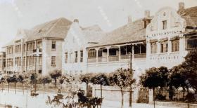 【青岛旧影】抗战时期 青岛太平路亨利样子酒店等建筑 原版老照片一枚