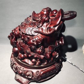 三足金蟾招财进宝，客厅，店铺，办公室摆件，摆放大气上档次，色泽清晰，做工精致，喻意吉祥。