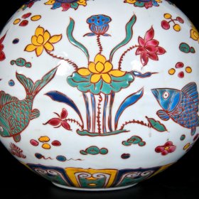 明宣德五彩连年有余纹扁瓶;32x24厘米