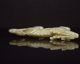 和田玉龙 规格: 16.8×5.3×2.3厘米，重 153克。 玉质温润细腻，沁色自然，刀功老道，皮壳包浆一流，雕刻生动，线条流畅，品相完美！