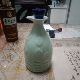 老陶瓷酒瓶收藏，品牌不详，保存完好无损，设计新颖精巧（客厅酒瓶架子上）