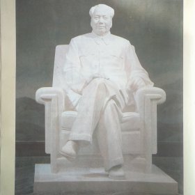 纪念堂北大厅中的毛主席汉白玉雕像 。