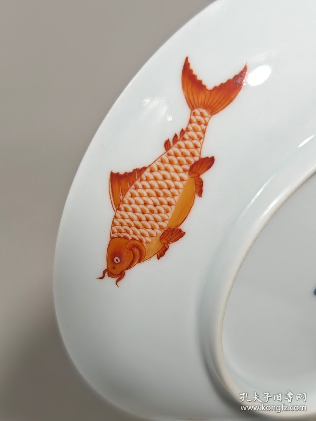 点击查看原图 大清雍正御制款矾红年年有余纹盘